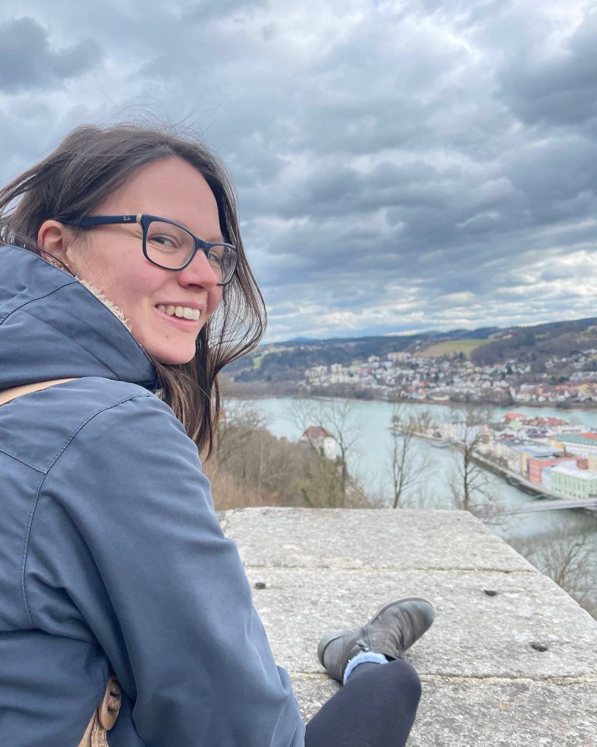 Hey! Mein Name ist Anna und seit der letzten Staffel bin ich beim Buchclub dabei. Ich bin 25 Jahre alt und gerne kreativ, z.B. beim Musizieren, Stricken oder Kochen. Und ich lese gerne! Meine neue Erfahrung: Mit einer kleinen Gruppe entspannt über Gelesenes zu sprechen, macht mir viel Spaß und bereichert den Leseprozess total. Nächste Woche starten wir mir dem Buch "Frau auf bloßen Füßen" - ich bin schon voller Vorfreude!