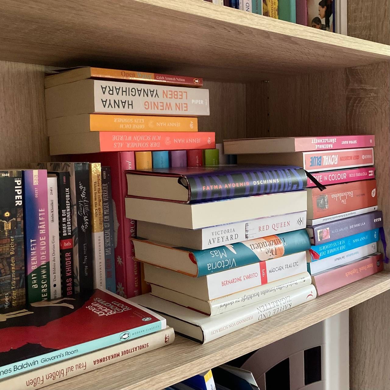 Hallo :)
Mein Name ist Hannah und hier seht ihr einige Bücher meiner kleinen Sammlung. Normalerweise geht das Lesen in meinem Alltag immer ein bisschen unter, aber seit ich Teil des Buchclubs bin, nehme ich auch außerhalb der Staffeln wieder häufiger ein Buch in die Hand. Nicht nur durch den Austausch, sondern auch durch die guten Empfehlungen der Anderen, werde ich immer wieder daran erinnert wie viel Freude Lesen macht und wie viele Geschichten es noch zu entdecken gibt.
Ich freu mich auf euch und eure Gedanken zu den Büchern :))
#bücherliebe #bookstagram #bücher
